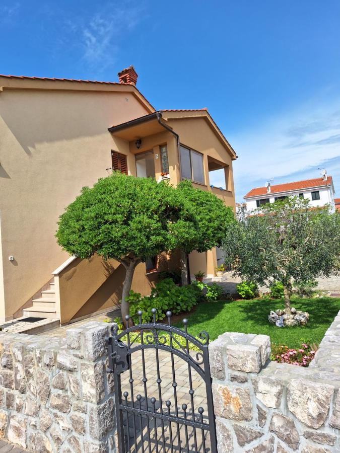 Apartmani Pina Krk Town Exterior foto