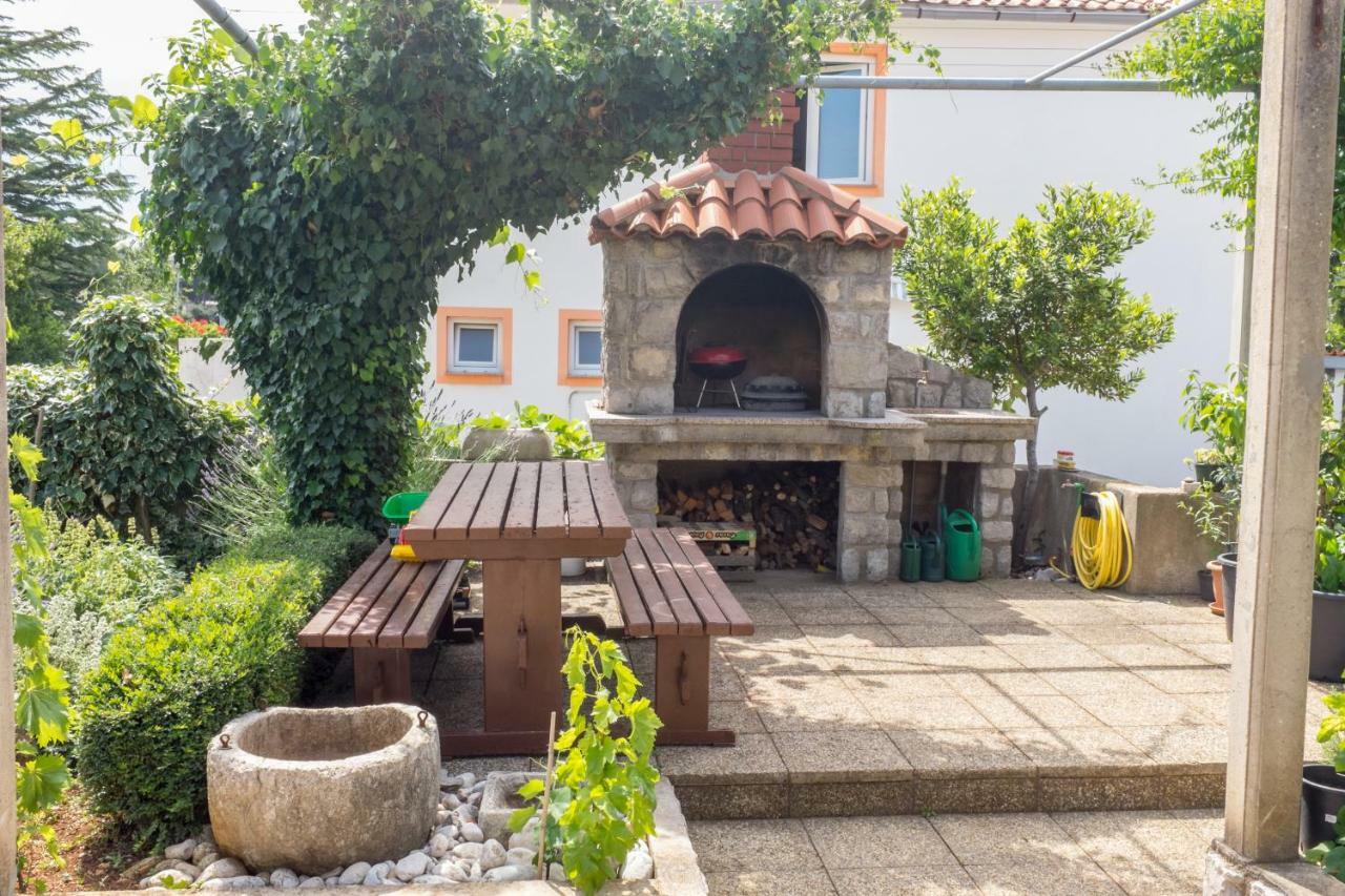 Apartmani Pina Krk Town Exterior foto